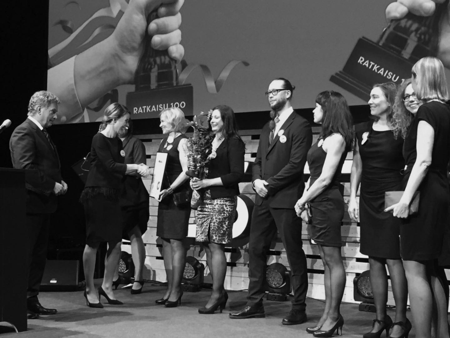 Headai wins Ratkaisu100 by Sitra. The President of Finland, Sauli Niinistö handing over the price for Anu Passi-Rauste and Harri Ketamo.